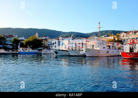 Skiathos, Griechenland. September 13, 2017. Kreuzfahrt Boote und Wasser Taxi günstig bereit für die Arbeit am Alten Hafen von einem Wassertaxi in Skiathos Stadt. Stockfoto