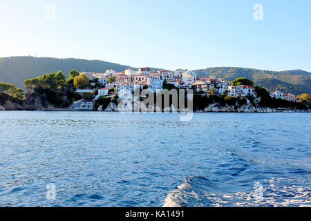 Skiathos, Griechenland. September 13, 2017. Von einem Wassertaxi des Abends Sonnenlicht auf die plakes Teil von Skiathos Stadt auf der Insel. Stockfoto