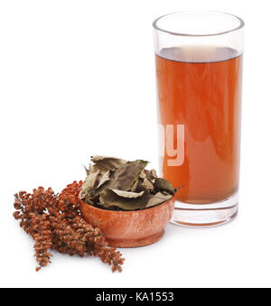 Kräutertee mit tulsi Blättern auf weißem Hintergrund Stockfoto