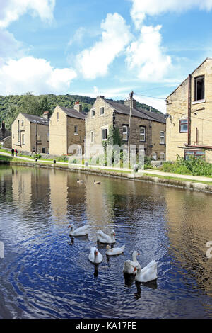 Reihen von traditionellen Reihenhäuser an der Seite von Rochdale Canal, Hebden Bridge Stockfoto