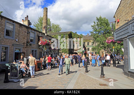 St George's Square und Schulter von Hammel Public House mit Besucher genießen Sommer Sonnenschein, Halifax, West Yorkshire Stockfoto