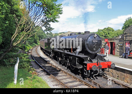 WD Sparmaßnahmen 2-8-0 90733 Dampflokomotive Oxenhope Station auf Keighley & Worth Valley Railway Stockfoto