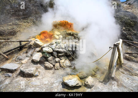 Dampf steigt aus der heißen Oberfläche des aktiven Vulkans in Solfatara, Neapel, Italien Stockfoto