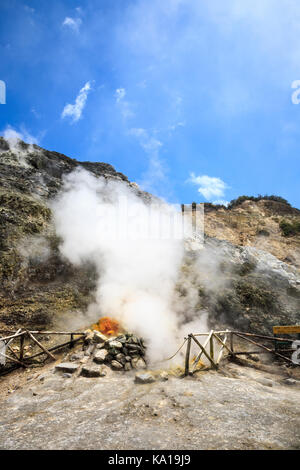 Dampf steigt aus der heißen Oberfläche des aktiven Vulkans in Solfatara, Neapel, Italien Stockfoto