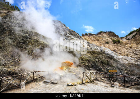 Dampf steigt aus der heißen Oberfläche des aktiven Vulkans in Solfatara, Neapel, Italien Stockfoto