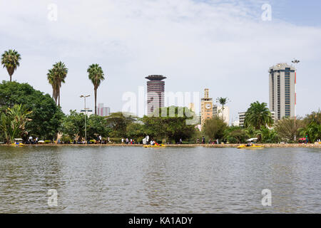 Leute genießen feilbieten, Bootsfahrten auf dem See mit Kenyatta International Conference Centre im Hintergrund, Uhuru Park, Nairobi, Kenia, Ostafrika Stockfoto