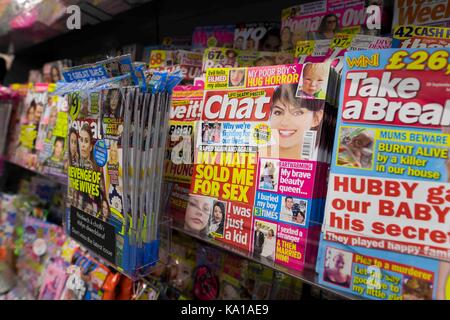 Zeitschriften in einen Zeitungsladen zu speichern. Stockfoto
