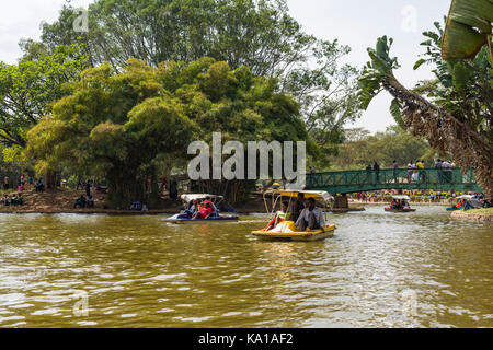 Leute genießen feilbieten, Bootsfahrten sowie auf die kleine Brücke und Sie beobachten, Uhuru Park, Nairobi, Kenia, Ostafrika Stockfoto