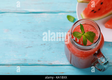 Frisch zubereitete Smoothies von Wassermelone mit Platz für Text Stockfoto