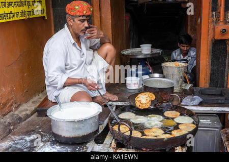 Ein Mann bereitet herzhafte gebratene Snacks an einer Straße, Küche, Pushkar, Rajasthan, Indien Stockfoto