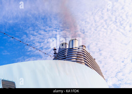 Kreuzfahrtschiff belasten die Atmosphäre. Stockfoto