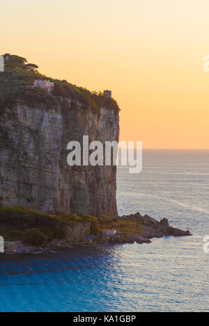 Vico Equense (Neapel, Kampanien) - eine touristische Stadt am Meer im Süden Italiens Stockfoto