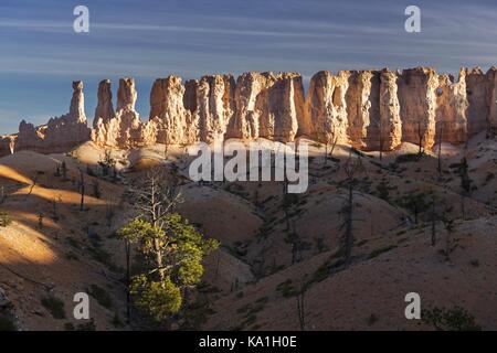 Rock Hoodoos Landschaft Panorama und Wüste Farben mischen in Queens Garden großen Wanderweg im Bryce Canyon National Park, Utah United States Stockfoto