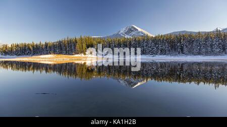Fernen schneebedeckten Berggipfel Reflexion und Landschaft Panorama nach dem frühen Herbst Schneefall in den Ausläufern der Rocky Mountains Alberta Kanada Stockfoto