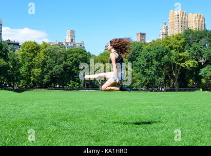 Mädchen springen hoch im Central Park, New York Stockfoto