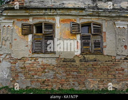 Einem alten verlassenen und verwüsteten Bauernhaus, die anfällig für ablehnen. Stockfoto