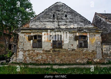 Einem alten verlassenen und verwüsteten Bauernhaus, die anfällig für ablehnen. Stockfoto