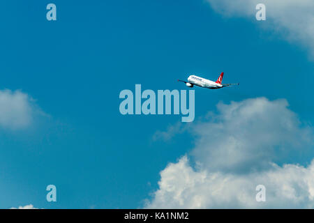 Düsseldorf Deutschland 03,.09.2017: Turkish Airlines Airbus A320-232 Abflug runway Start blauen bewölkten Himmel Stockfoto