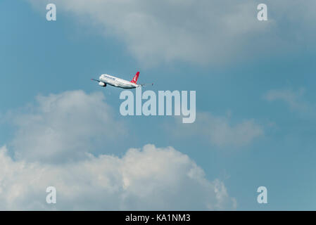 Düsseldorf Deutschland 03,.09.2017: Turkish Airlines Airbus A320-232 Abflug runway Start blauen bewölkten Himmel Stockfoto