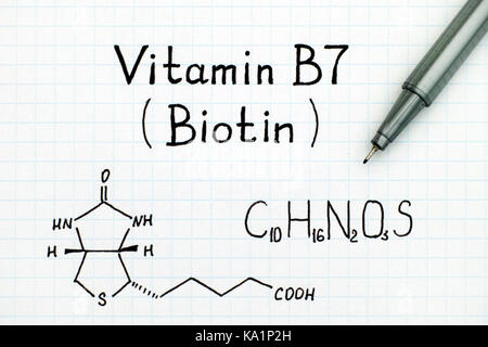 Die chemische Formel von Vitamin B7 (Biotin) mit schwarzem Stift. Stockfoto