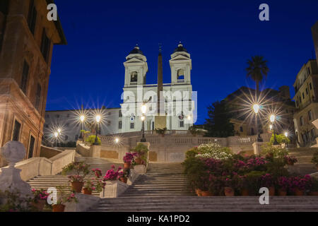 Die Spanische Treppe und der Trinita dei monti Kirche in Rom. Stockfoto