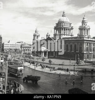 Anfang der 1950er Jahre, historisches Bild von J Allan Cash vom hochverzierten Bürgerhaus im Barockstil, City Hall, Belfast, fertiggestellt 1906. Um sie herum, allgemeine Aktivität der Ära, die Fußgänger, Straßenbahnen, Autos und einen Lieferwagen mit Fässern zeigt. Stockfoto