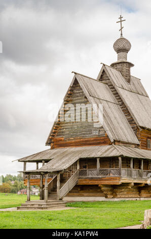 Die traditionelle russische Kirche aus Holz in der antiken Stadt Susdal, Russland. Golden Ring von Russland. Stockfoto