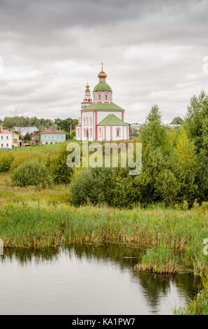 Blick auf die Kirche von Elia, der Prophet auf Ivanova Berg oder Elias Church vor dem Sturm in Susdal, Russland. Goldenen Ring von Russland. Stockfoto