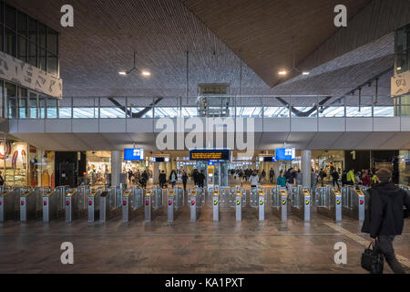 Hauptbahnhof Rotterdam in den Niederlanden. Haupteingang zu den Zügen. Stockfoto