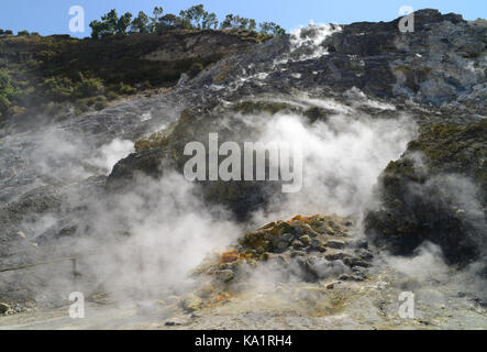 Fumarole innen aktiv di Vulcano Solfatara Pozzuoli in der Nähe von Neapel (Italien) Stockfoto