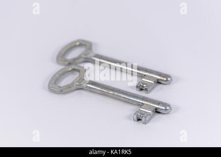 Paar metall Tasten auf weißem Hintergrund Stockfoto