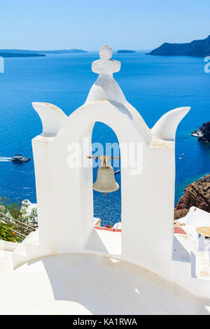 Kirchenglocken auf einer griechisch-orthodoxen Kirche, Oia, Santorini, Griechenland, Stockfoto