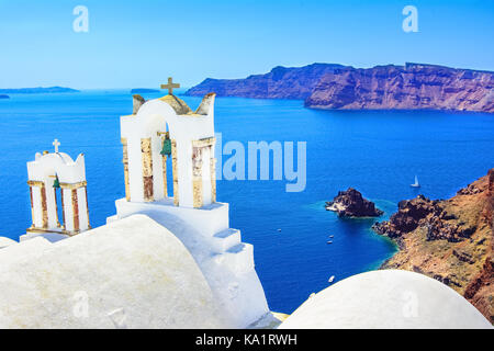 Kirchenglocken auf einer griechisch-orthodoxen Kirche, Oia, Santorini, Griechenland, Stockfoto