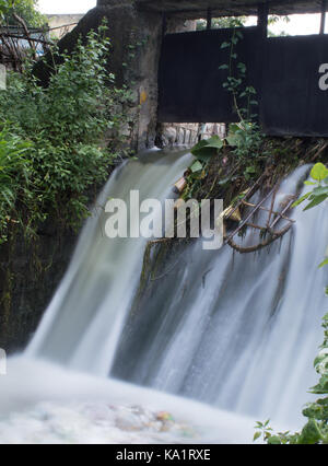 Lange Belichtung Wasserfall Bild. Stockfoto