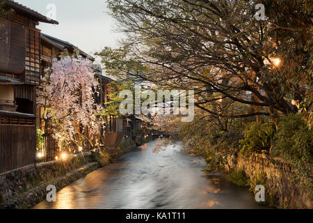 Am Abend auf dem Kanal in Gion, Kyoto - Japan Stockfoto