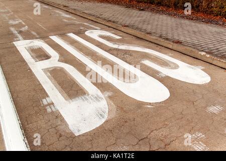 Bus Lane. BUS Zeichen auf eine konkrete Straße. Verkehrszeichen in der Stadt Stockfoto