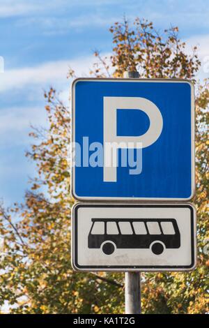 Parkplatz für Reisebusse. Schild. Für Bus reserviert. Der öffentliche Verkehr in der Stadt Stockfoto