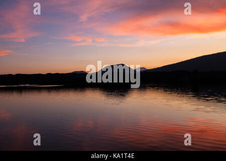 Fairfiield Peak, Schlackenkegel, und Mt. Lassen sind silhoutted durch einen Sonnenuntergang Himmel in den Lassen Volcanic National Park. Fairfield Peak ist ein Beispiel für ein Schild Stockfoto