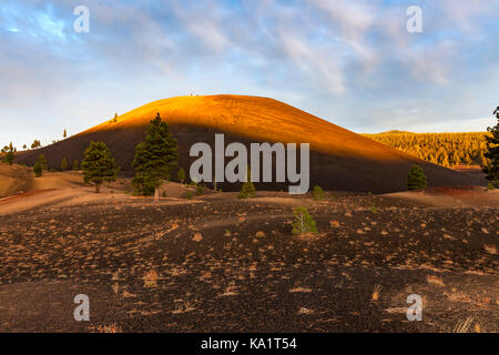 Das erste Licht des Tages Hits im Osten von der Seite des Schlackenkegel in Lassen Volcanic National Park. Stockfoto