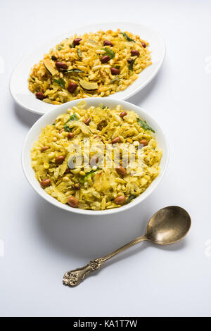 Indische traditionelle und beliebte Snack poha chivda chivada von Braten oder Einzelteile wie dünne abgeflacht Reis, rote Chili, Curry Blätter, Erdnüsse, Bargeld Stockfoto