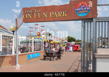 Eingang des Pavlion Fun Park am Meer, Clacton-on-Sea, Essex, England, Vereinigtes Königreich Stockfoto