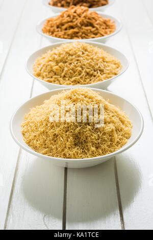 Foto der Sev Namkeen Food Collection Aloo Sev auch bekannt als namkin und nimco Eine beliebte scharfe herzhaften Snack aus Kartoffelpüree, kichererbse Flo Stockfoto