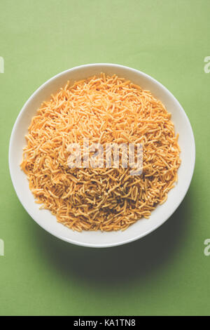 Foto der Sev Namkeen Food Collection Aloo Sev auch bekannt als namkin und nimco Eine beliebte scharfe herzhaften Snack aus Kartoffelpüree, kichererbse Flo Stockfoto