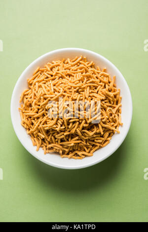 Foto der Sev Namkeen Food Collection Aloo Sev auch bekannt als namkin und nimco Eine beliebte scharfe herzhaften Snack aus Kartoffelpüree, kichererbse Flo Stockfoto