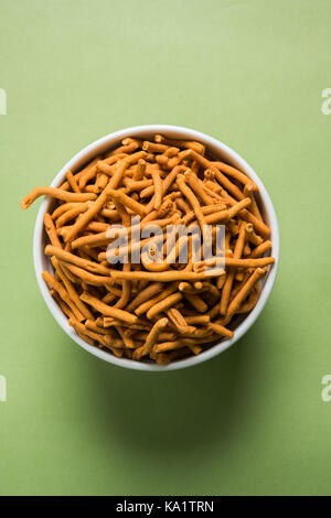 Foto der Sev Namkeen Food Collection Aloo Sev auch bekannt als namkin und nimco Eine beliebte scharfe herzhaften Snack aus Kartoffelpüree, kichererbse Flo Stockfoto