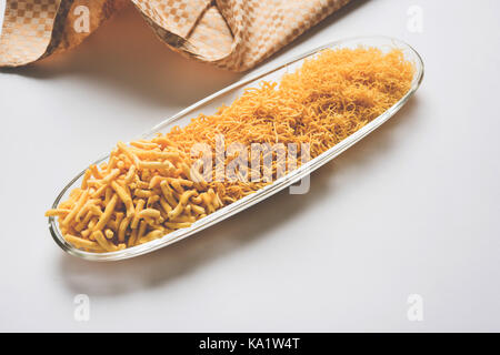 Foto der Sev Namkeen Food Collection Aloo Sev auch bekannt als namkin und nimco Eine beliebte scharfe herzhaften Snack aus Kartoffelpüree, kichererbse Flo Stockfoto