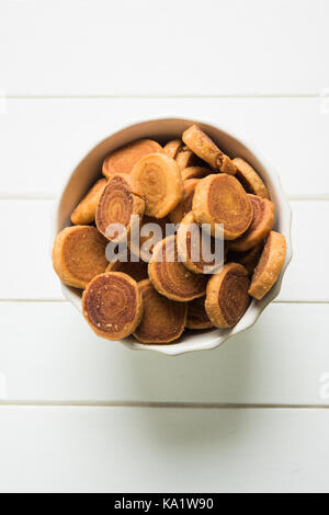 Foto der indischen Fried Bhakarwadi Tea Time Snack auch bekannt als bakarwadi, bakarvadi, bakar Vadi, bakar Wadi oder frühlingsrolle ist ein traditionelles würzig Stockfoto