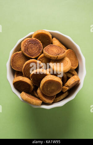 Foto der indischen Fried Bhakarwadi Tea Time Snack auch bekannt als bakarwadi, bakarvadi, bakar Vadi, bakar Wadi oder frühlingsrolle ist ein traditionelles würzig Stockfoto