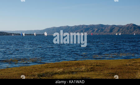 Villa Carlos Paz, Cordoba, Argentinien - 2017: Segelboote in San Roque See. Stockfoto