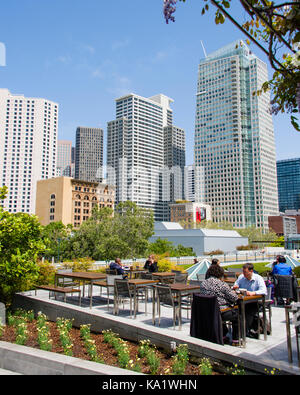 Geschäft Leute essen an der Yerba Buena Gardens, San Francisco, Kalifornien Stockfoto